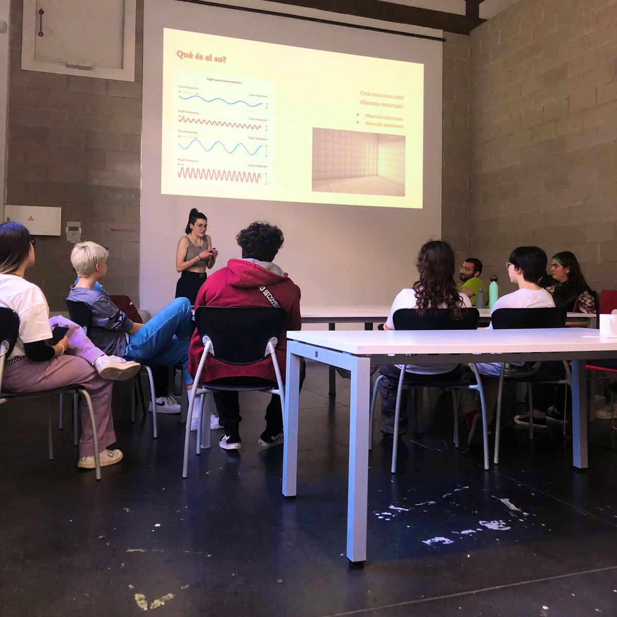 CalEnredus's tweet photo. Lis @sotataules explicant els bàsics del podcast per crear un el dia 25 de Març amb el grup de 14-18 anys LGBTIAQ+ de @calenredus a @fabrica_estruch https://t.co/rKlTPlT5QM