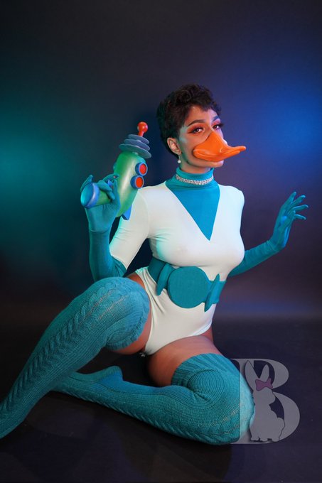 1 pic. Did you know theres a full extended version of the duck dodgers theme song and it bangs?? 🤔✨️