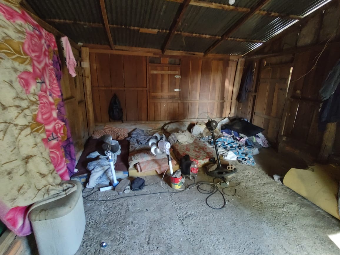 laurasito's tweet photo. SOBRE URUGUAIANA: o que apuramos é EXTREMAMENTE GRAVE. Os 56 trabalhadores e menores de idade resgatados foram encontrados sem acesso à água, à sombra, à local para refrigerar refeições, à banheiro e local para descansar. Tudo isso das 4h da manhã até às 19h da noite. https://t.co/laG4SyBKUQ
