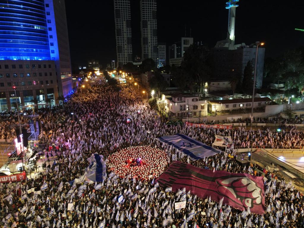 More than 300K demonstrated across Israel for the 10th week in a row against Neyanyahu's plan to weaken the supreme court & other Democratic institutions. 200K in Tel Aviv. 50K in Haifa. 10K in Beersheba. 10K in Jerusalem. 5K in Ashdod. Thousands more in dozens of other cities