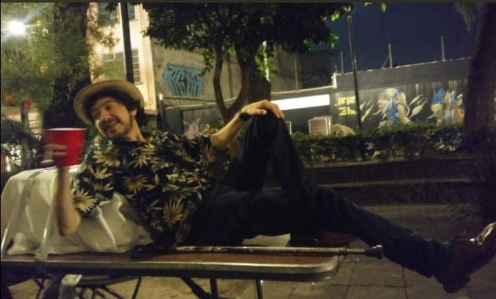 Ya estamos por acá en el tradicional Poesía Por Primavera, vengan! La segunda foto es de hace cuatro años, exhaustos después de cerrar el stand. Hay precios especiales y muchas sorpresas. Los esperamos!