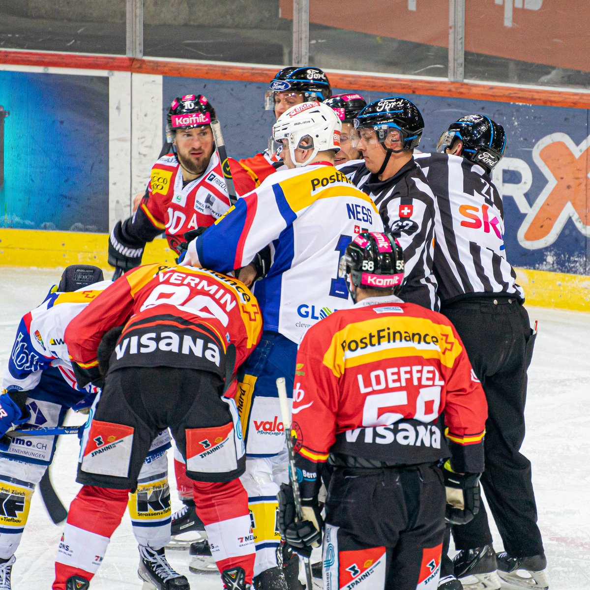 scbern_news's tweet photo. Pause in der #PostFinanceArena ➡️ 𝟬:𝟬 𝗻𝗮𝗰𝗵 𝟮𝟬 𝗠𝗶𝗻𝘂𝘁𝗲𝗻. #SCBern #EHCKloten https://t.co/KfefLKwP4n