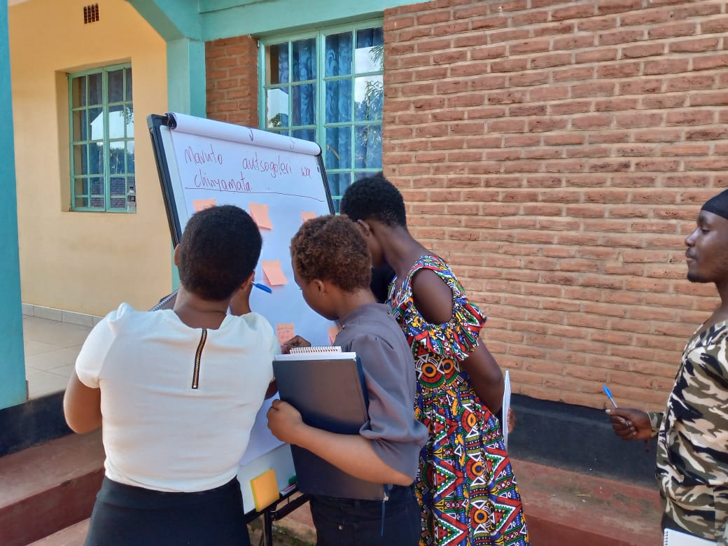 yofonatmw's tweet photo. Our weekend was great with young people in Lilongwe District. Through this initiative we are empowering young people so that they take up leadership positions in Local Governance structures. @NycomMalawi , @HeRLibertyOrg  @GP_Malawi @bhubesipride @YouthWaveMalawi @MJYouthOrg https://t.co/pNmNXOUW7U
