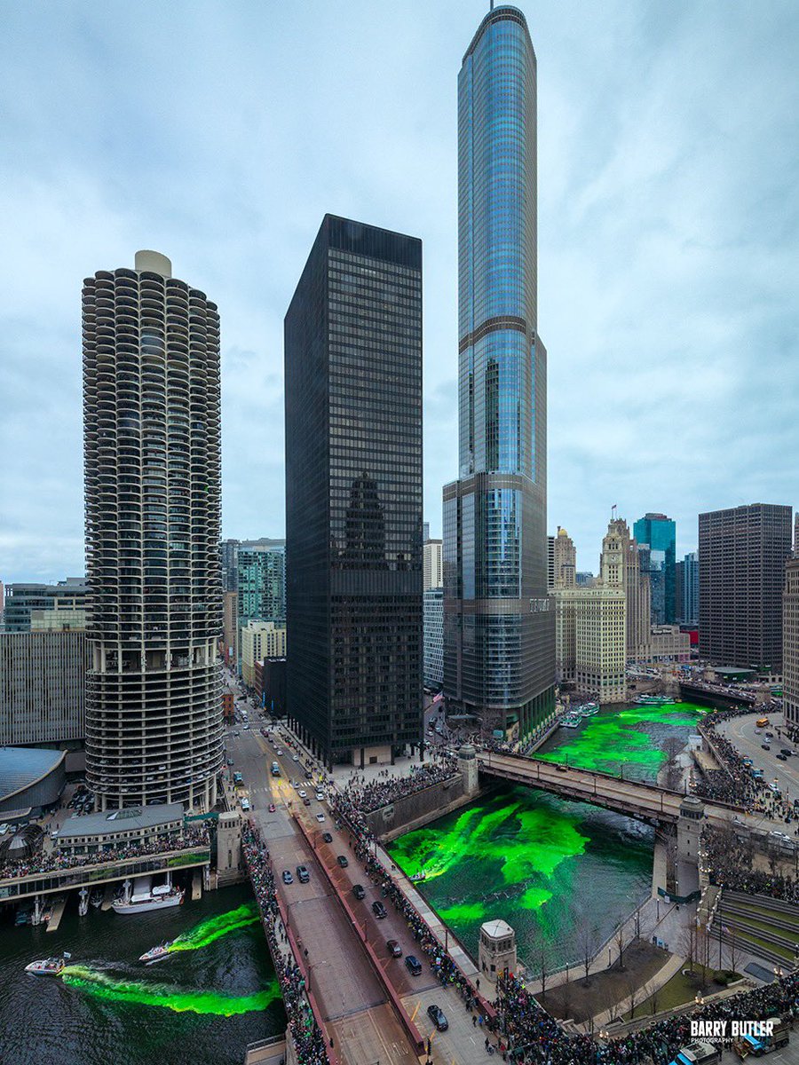 Here they come spinning out of the turn.   This morning at Chicago dyes the River green for St. Patrick's Day.  #chicago #StPatricksDay #ireland #news <a href="/TourismIreland/">Tourism Ireland</a>