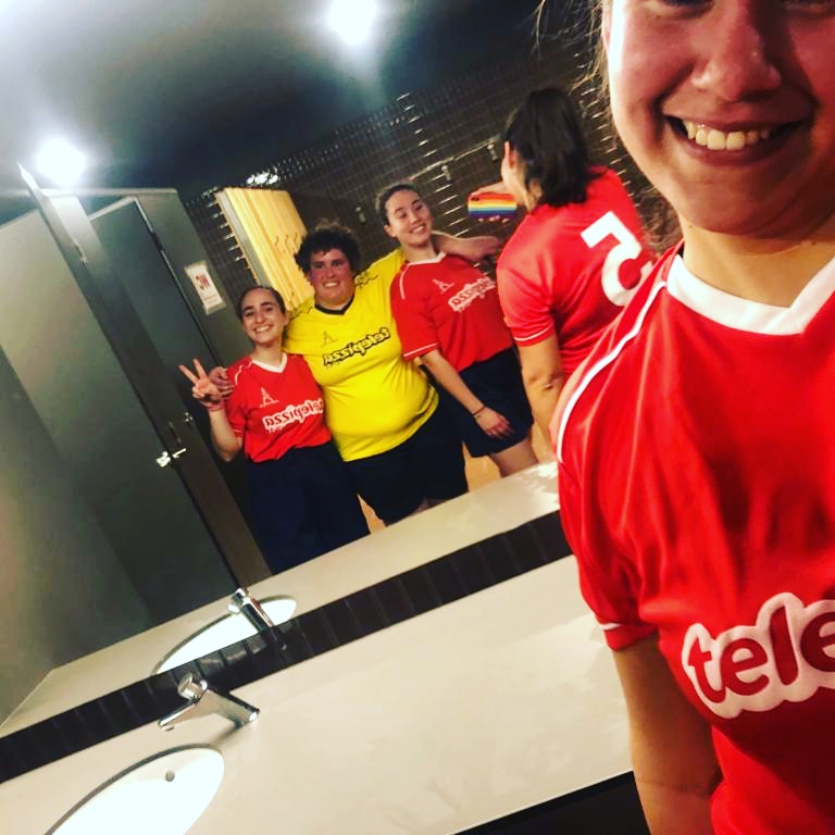 XerricsOlot's tweet photo. Elles han estat l'equip titular en aquest darrer partit del @torneigxdt contra @nensdelvendrell,mantenint el marcador a 0 fins q un penal ens ha fet mal... Al final hem perdut 2-0.El desgast es comença a notar i ja estem rebentats!Som-hi #Xerrics!
#castelleres #castellers #futbol https://t.co/8mcV6koXKl