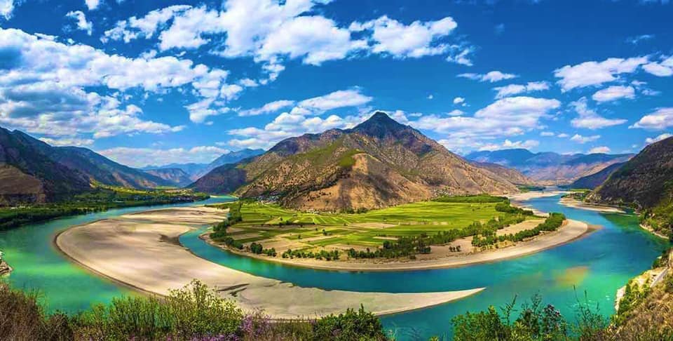 تقدیم به دخت بدخشان <a href="/YaYakfn/">دخت بدخشان❤ تاجیک❤</a>
و دوستان بدخشانی
---
بدخشان 🌷

مثال گنج پنهانی بدخشان
سراسر لعل و مرجانی بدخشان

هوایت عطر فردوس برین است
به سان ماه تابانی بدخشان

چه صاف و خوشگواری صبحدم ها
شبانگاه نور افشانی بدخشان

صفاتت بیشمار و بی حساب است
ز زیبایی فراوانی بدخشان 
✍️#ر_گ