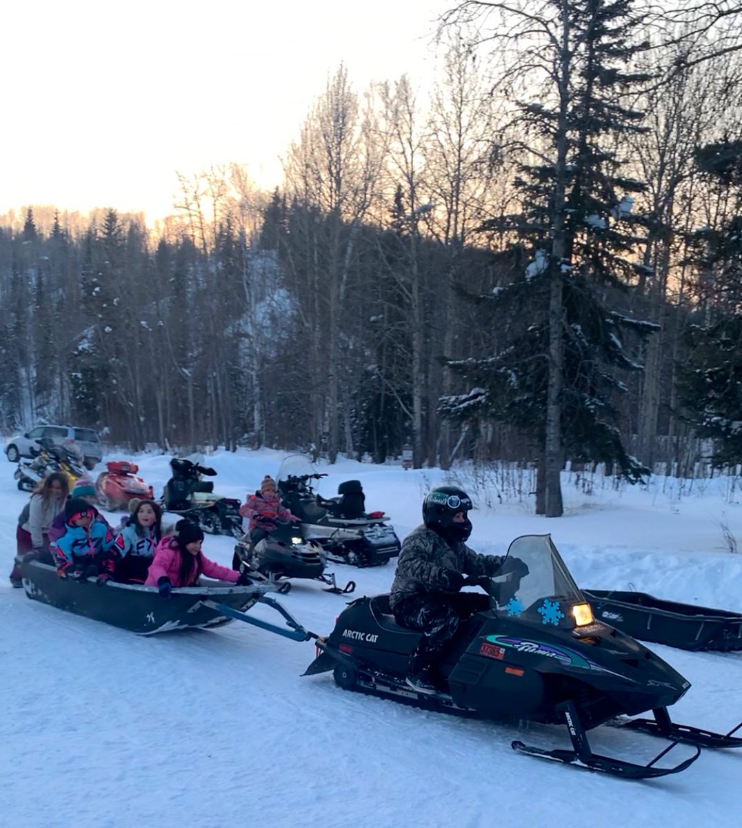 AK_snowgirl8's tweet image. Summit doin’ summit thangs #bonfire #kids #snowmachine #tindrabirthday @krupa_kay 📸: @arcticman88