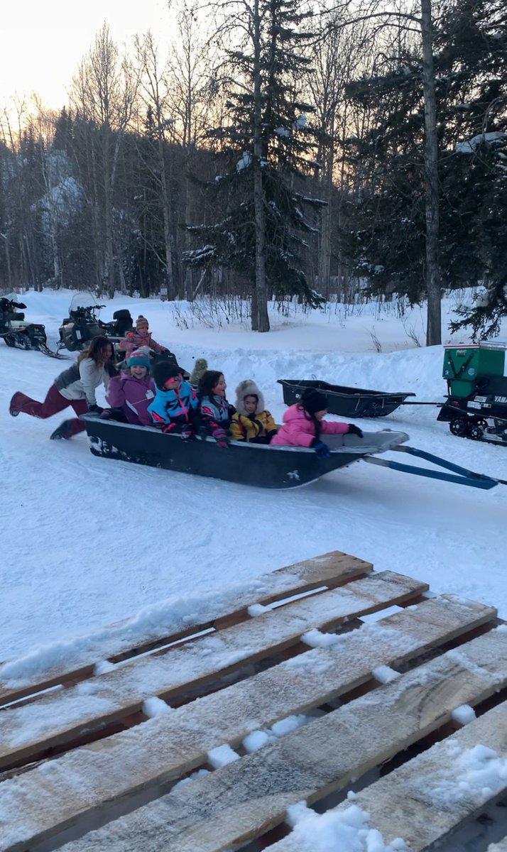 AK_snowgirl8's tweet image. Summit doin’ summit thangs #bonfire #kids #snowmachine #tindrabirthday @krupa_kay 📸: @arcticman88