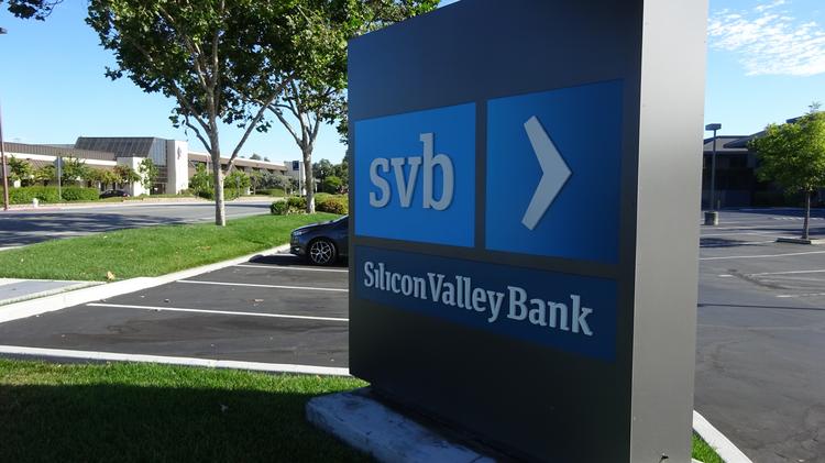 Ieri la Silicon Valley Bank è FALLITA. Questo è il primo allarme. La corsa dei tassi farà altre vittime.
In Europa negli ultimi mesi c'è stato un aumento repentino dei tassi da 0 a 3.
Dobbiamo fermare l'aumento dei tassi prima che ci sia un altro tsunami economico.