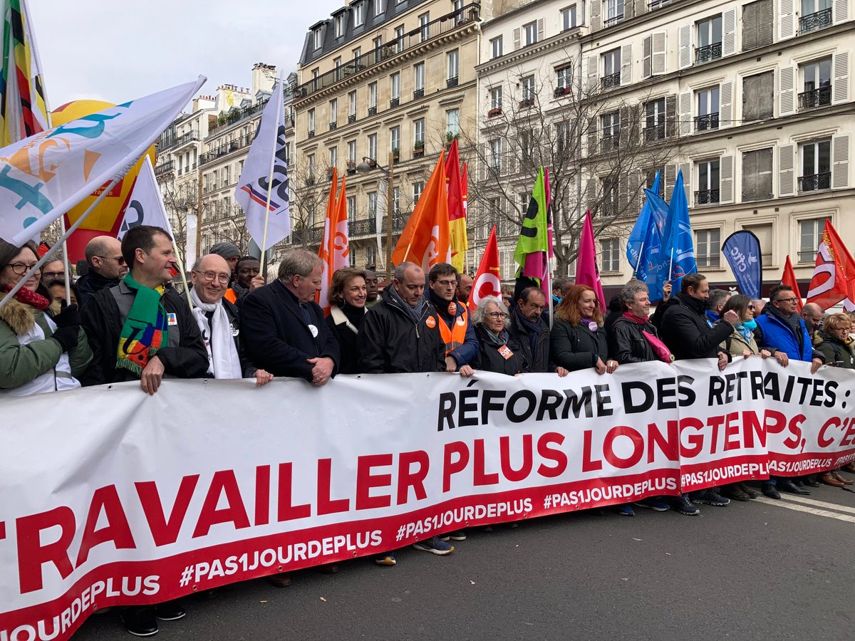 MaryliseLeon's tweet photo. Malgré le dédain vis à vis de la démocratie sociale, les travailleuses et travailleurs sont toujours mobilisés ! La @cfdt plus que jamais déterminée à obtenir le report de l'âge. Le gouvernement est isolé dans sa volonté #64ansCestNon #démocratie #ReformeDesRetraites https://t.co/ndJDmL9o5v
