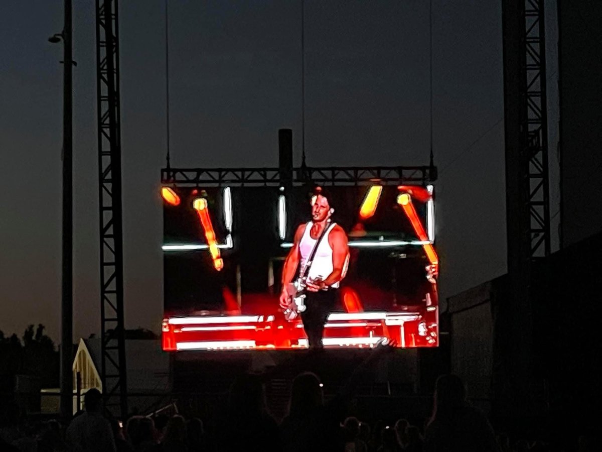 Jlhsam's tweet photo. @russelled This was Aug. 22nd 2021 at the Iowa State Fair! Can’t wait to see you tonight at the game! @IAWild https://t.co/bbCi5RQt4J