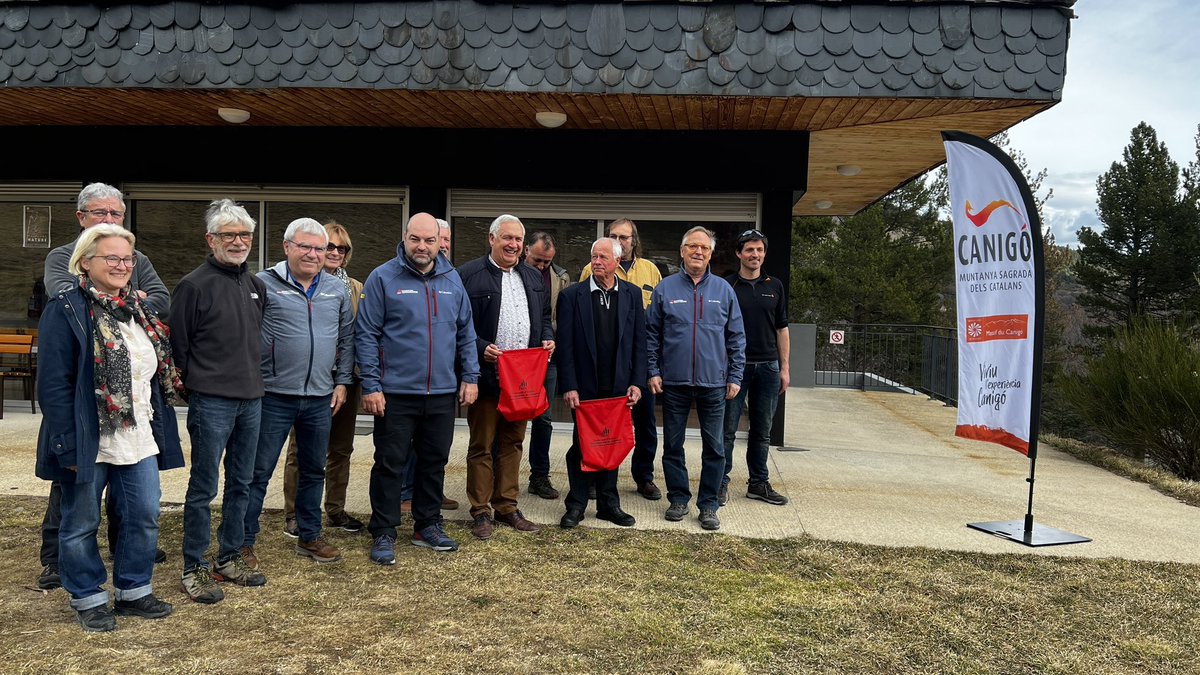 FEEC_cat's tweet photo. Signatura del nou conveni entre la #FEEC i el #grandsiteducanigo per a nous descomptes dels federats de la FEEC en alguns refugis del Canigó. 

Un país 💛, per sentir la muntanya. 

#sentlamuntanya #sommuntanya https://t.co/RNCBXWe29G