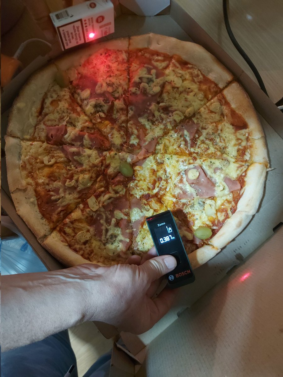 ginalash__'s tweet image. Obećala sam jednom da ću izmeriti koliku su nam picu doneli. Pica od 43cm je zapravo 38,7cm bila. Kad malo proračunamo površine, površina originalne pice je 0,145m2, dok je površina ove pice 0,117m2, što znači da je greška negde oko 20%