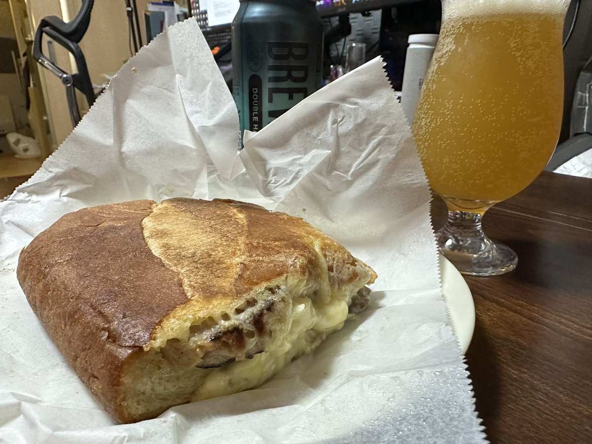 朝食のキューバサンド
シェフ・ぺぺろんの作るキューバサンドはこれまで食べた何処の店よりも美味い!! 