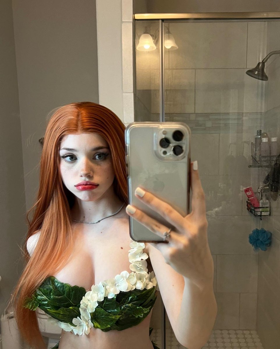 say hi for a kiss 💋 winnie 𓆩♡𓆪 @puppiwi