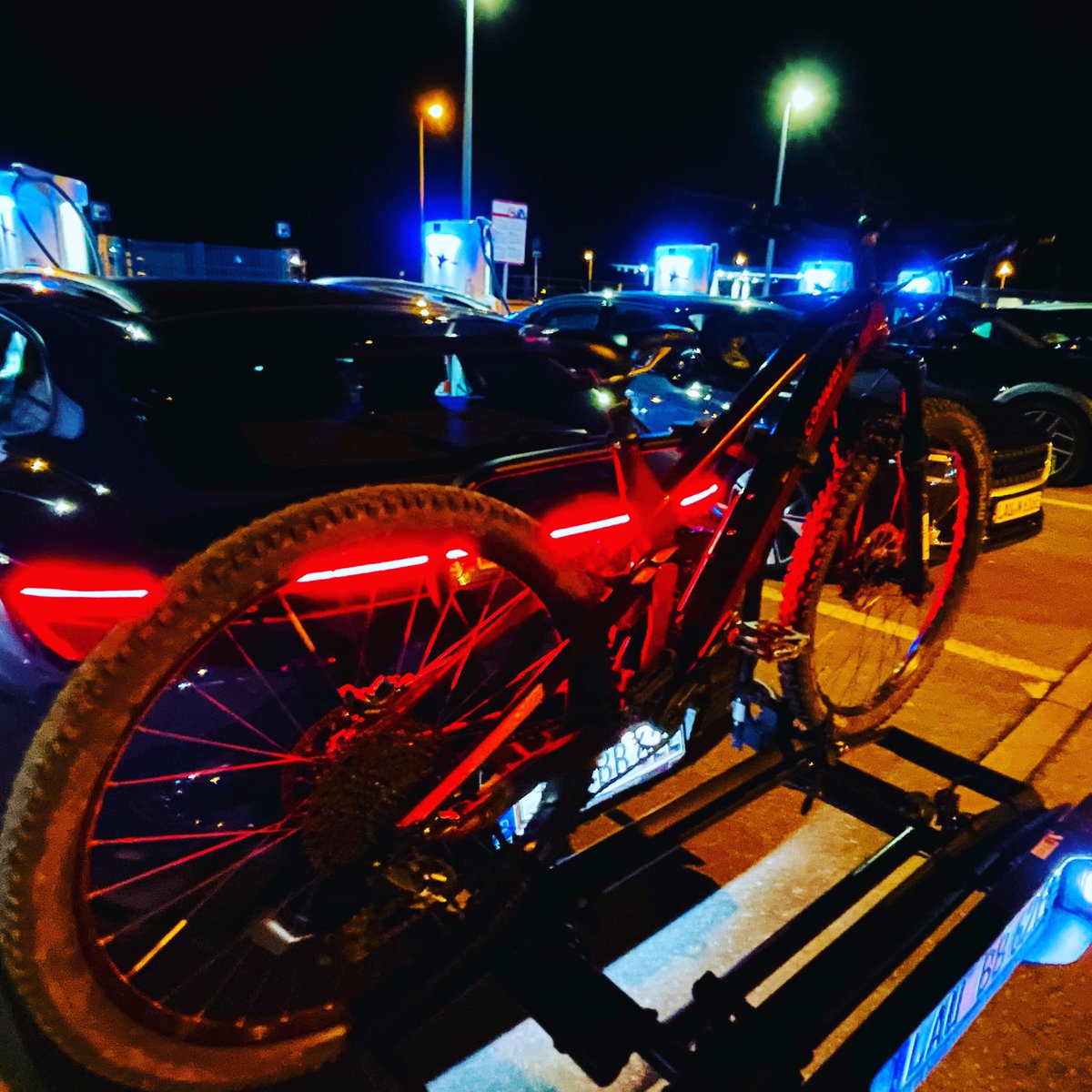 Cool! Mit dem MTB hinten drauf mal eben mit 270 kw laden! Zurück vom Citytrip… #emobility #hpc #ionity