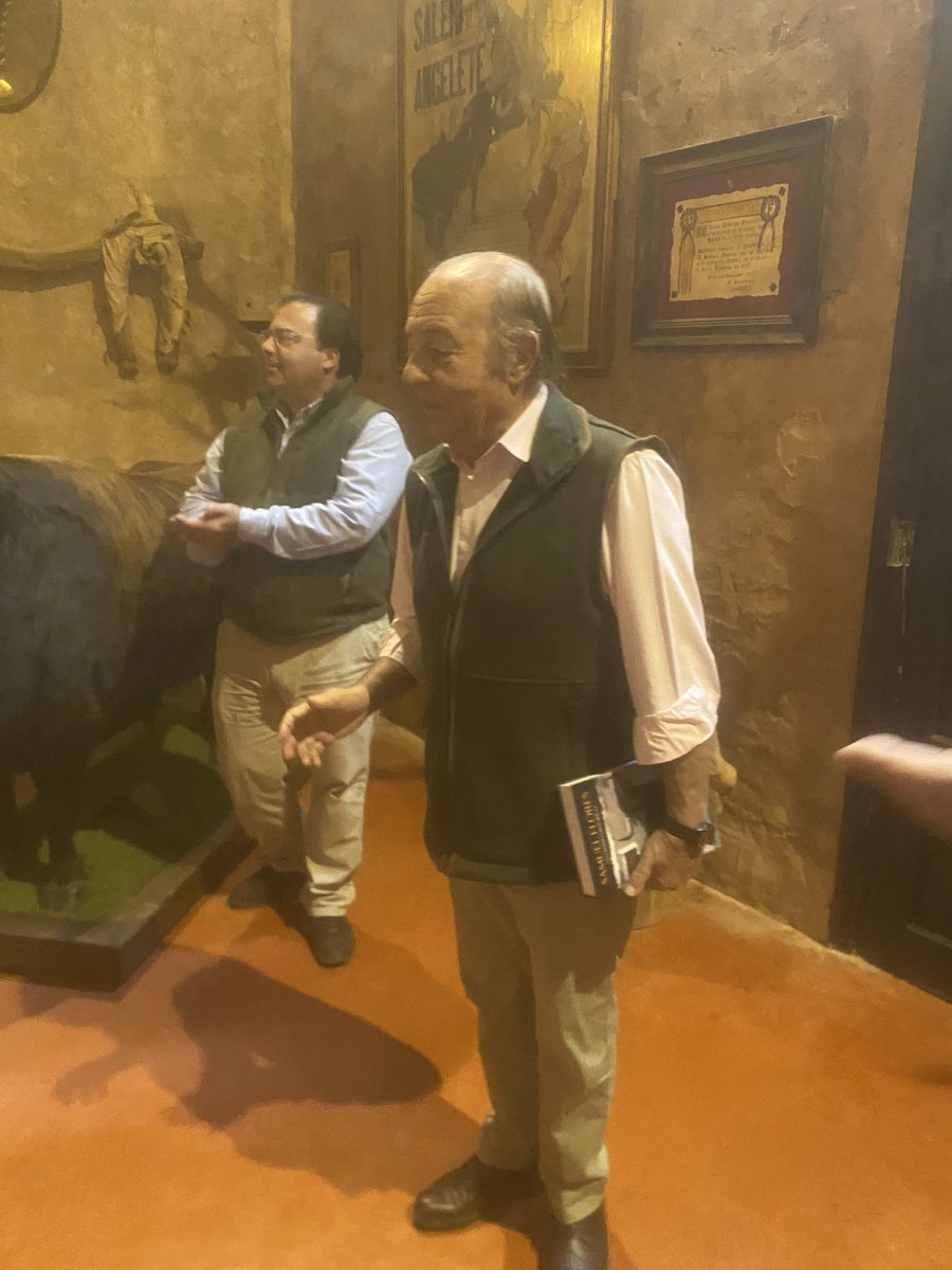 semplante's tweet photo. Visita a la ganadería de Don Samuel Flores. 
Libro “Samuel Flores, Un hierro histórico” obsequio del ganadero, dedicado y firmado. https://t.co/AOkjBjv7LQ