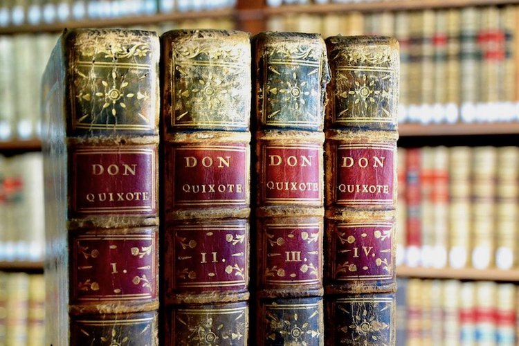 En 1780 la RAE publicó una edición ilustrada de «Don Quijote» en la que intervinieron los dibujantes y grabadores más importantes de la época. La colección de láminas utilizadas para su ilustración se conserva en el Archivo: ow.ly/JoLg50N9LTl.