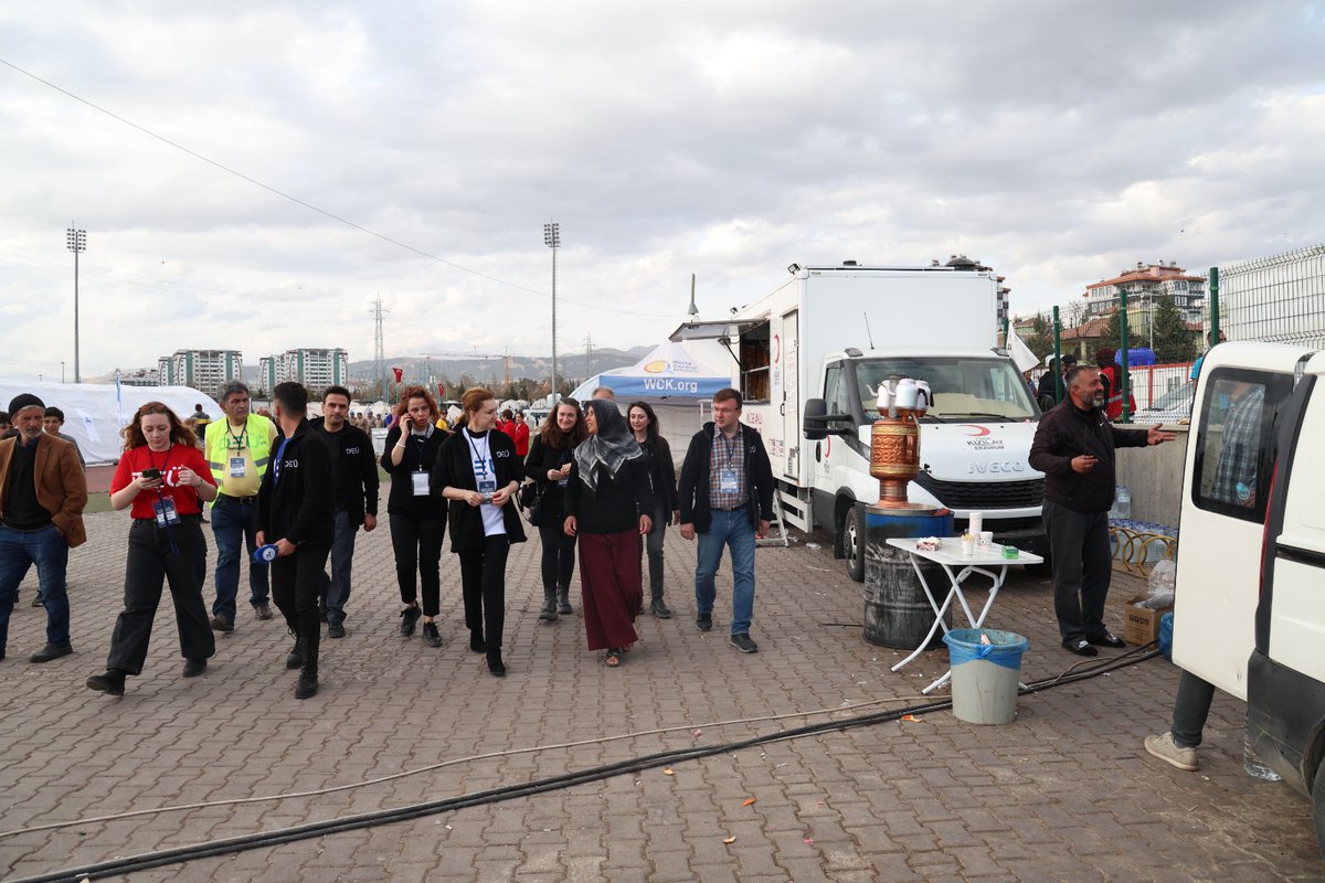 Rektörümüz <a href="/hotar_nukhet/">Prof. Dr. Nükhet Hotar</a>: "Devlet-millet olarak kenetlendiğimiz bu felakette #DEÜ'nün desteğini hissederek gönlünü açan Adıyaman Eğriçay Parkındaki vatandaşlarımızla duygularımızı paylaştık; diğer kuruluşların da yardım faaliyetlerine katılarak ihtiyaçlarına cevap vermek istedik"