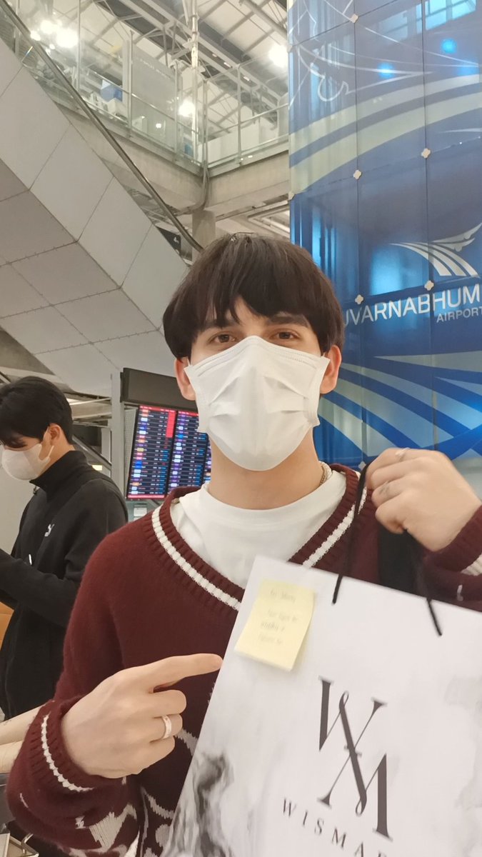 dino11021999's tweet photo. I saw Banky was so tired 😩 Please take a rest Baby🤍
#WelcomeBackMB #MosBank #moslhong #isbanky https://t.co/vqtmpIw3yg