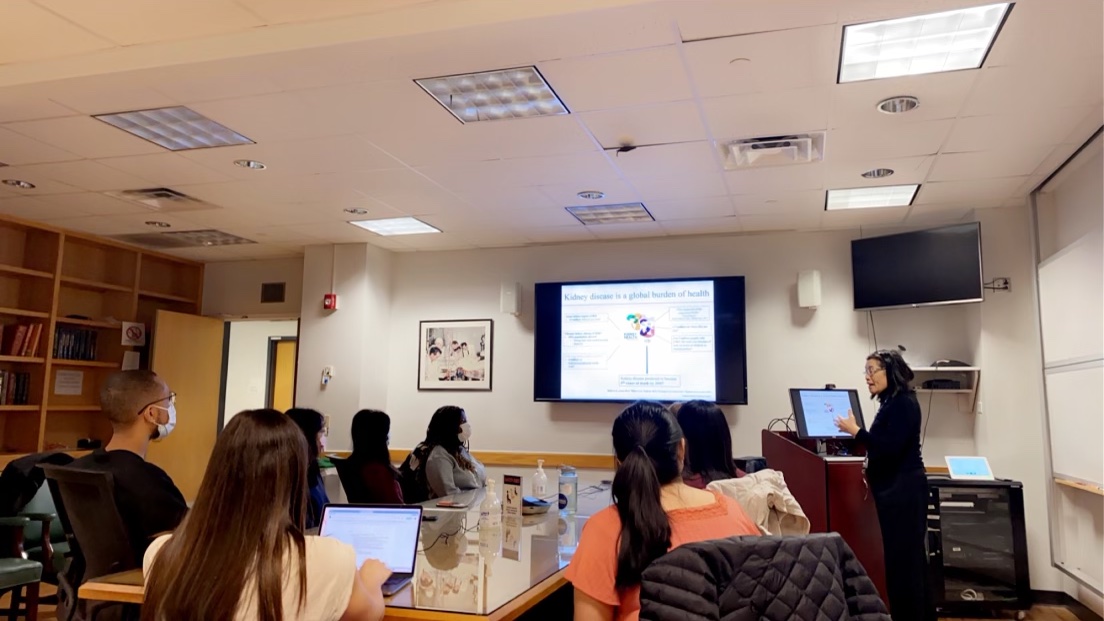 Dr. Li-Li Hsaio's passion for teaching @KDSAPatUVA students was palpable as she prepares them for their first KDSAP Screening Clinic. She emphasized humility, service and professionalism. @LiLiHsiao1 @NephTushar @UVANeph @Virginia_KUH