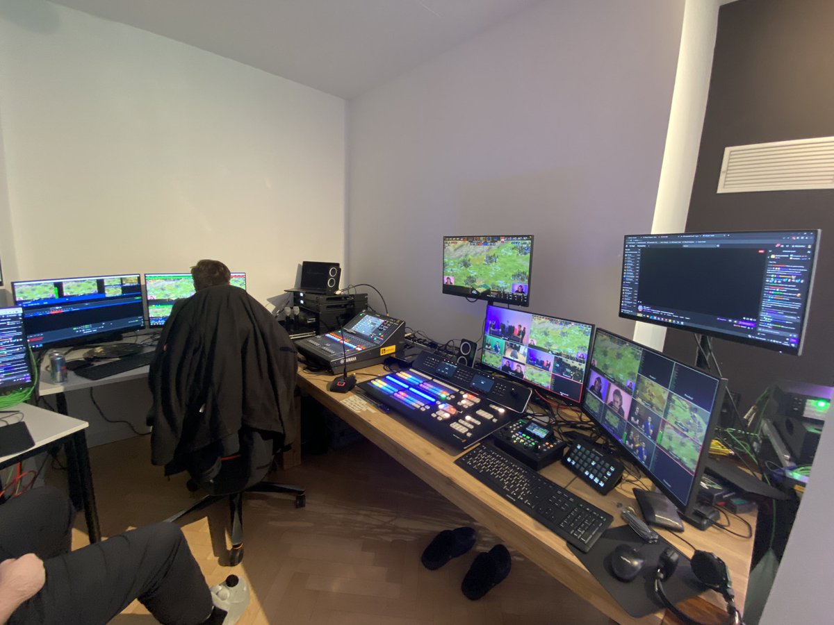 Production behind-the-scenes shot from <a href="/Nili_AoE/">Nili_AoE</a> s NAC4 live from Berlin for the next 9 days!

Incl. <a href="/KekLuck/">KekLuck</a> bulldog slippers.