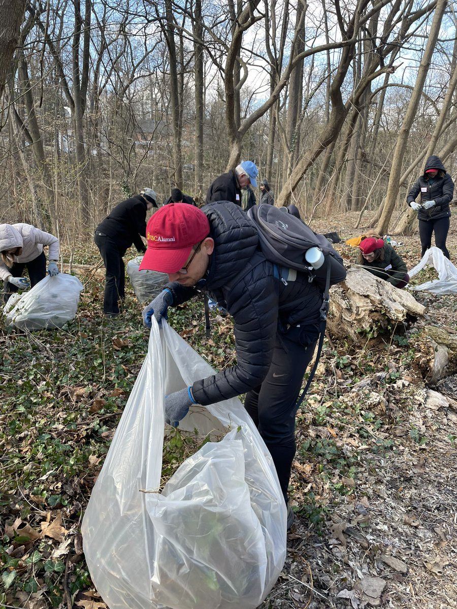 Steven_Almazan_'s tweet photo. .@USCAlumni in Washington DC participated in the @USC Day of SCervice with the National Park Service and Rock Creek Conservancy 🏞️
We removed invasive plants to protect our precious urban forest and support the regeneration of native wildlife 🌱
#SCervice #USCAlumni #FightOn https://t.co/RjMcQhCG0Y