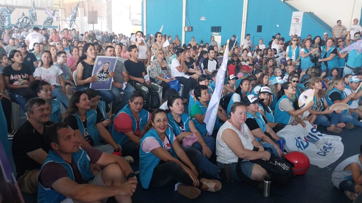 ADOMIS_Misiones's tweet photo. Balán agradeció a la multitud el acompañamiento y se comprometió a caminar junto a cada c/posadeño. Grato momento compartido, con la convicción que LA POLITICA es la gran herramienta para materializar las ideas y construir una mejor ciudad, provincia o país. Así lo entendemos!!! https://t.co/yepkq0ptzS