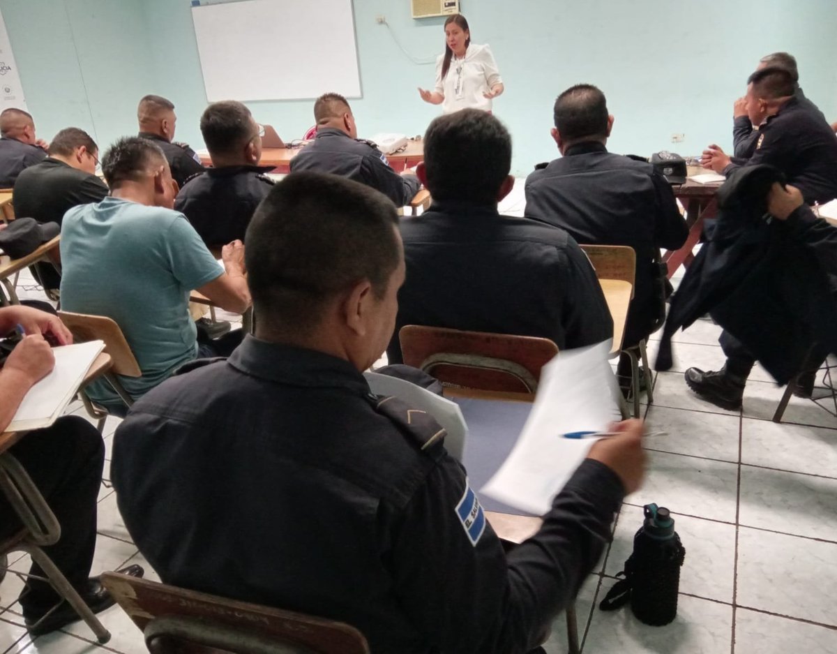 PDDHElSalvador's tweet photo. Como parte del trabajo interinstitucional coordinado por #ProcuradoraDDHH @RaqueldeGuevara y en el marco del #DíaInternacionaDeLaMujer, #PDDHSanMiguel brindó una capacitación a suboficiales de la Delegación de la @PNCSV en San Miguel sobre la Ley #LEIV. https://t.co/zy7FXA1fpZ