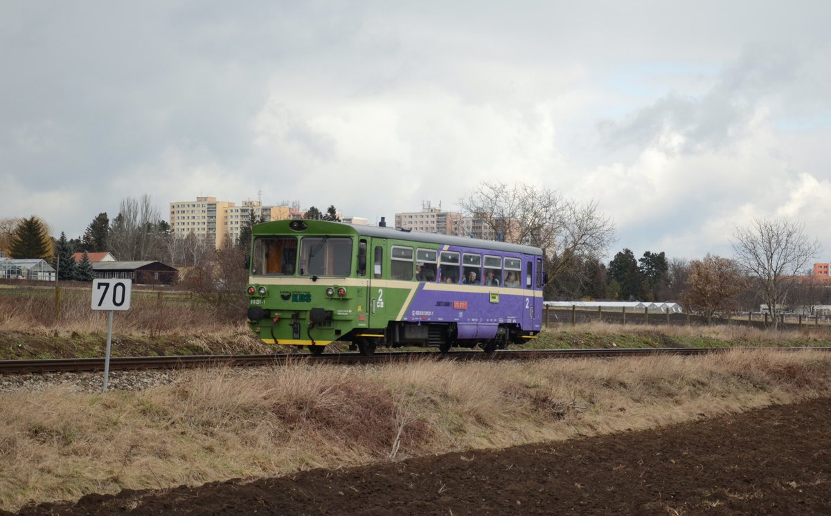 MichalR32750344's tweet photo. Od zítřka začíná dvouletá výluka mezi stanicemi Praha-Bubny a Praha-Dejvice. Proměny se v rámci modernizace dočkají i další úseky Buštěhradské dráhy do Kladna. Dva dopravci dnes pro zájemce o rozloučení se starým úsekem vypravili zvláštní vlaky. https://t.co/qlqVTfn5vg