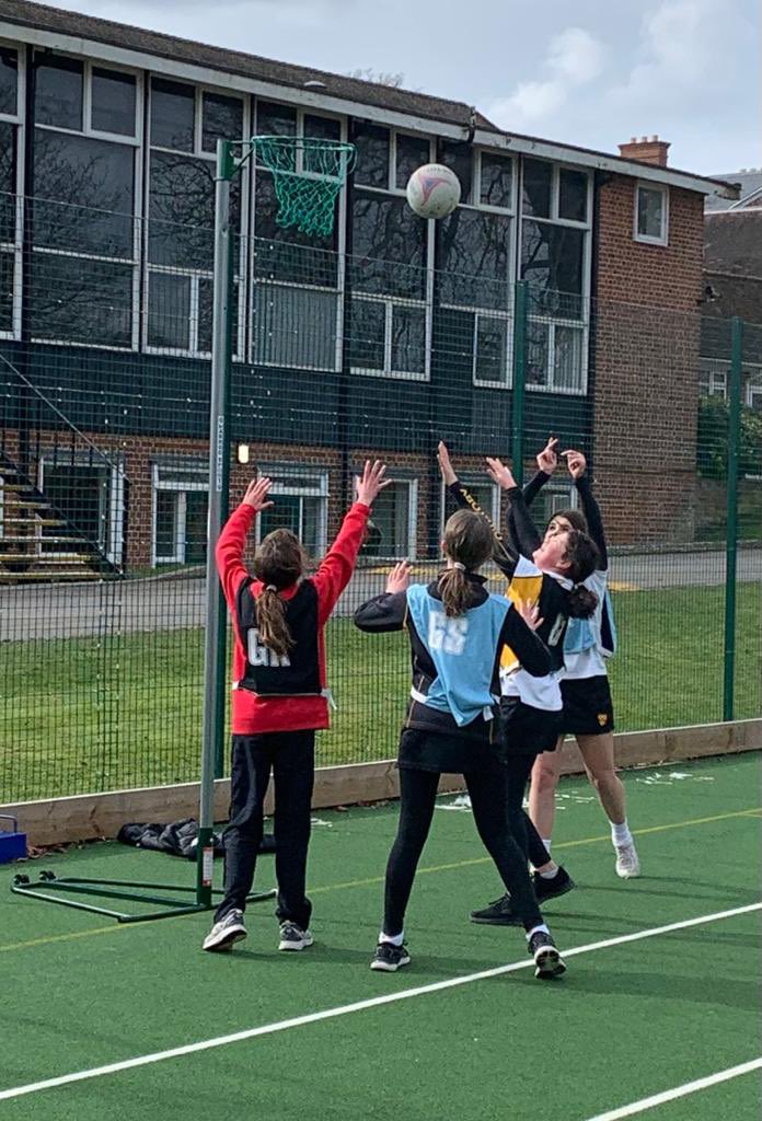 Yr 7&8 #InterHouse #Netball this afternoon ➡️ Congratulations to Dean on the win (v Pereira … 12-7) 🟡⚫️ #OratorySport