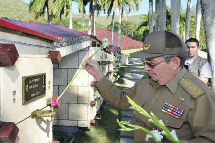 Asisten Raúl y Díaz-Canel a ceremonia militar por aniversario 65 del Segundo Frente Oriental Frank País. #CubaViveEnSuHistoria #SiempreDeVerdeOlivo