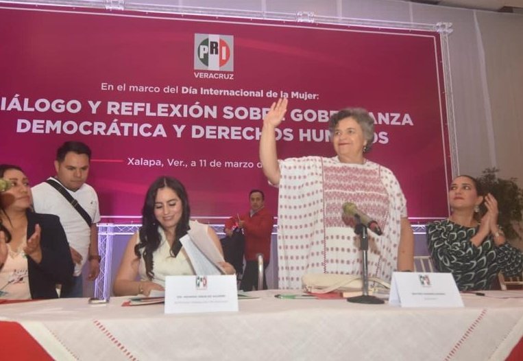 HectorYunes's tweet photo. La trayectoria y capacidad de @BeatrizParedes la convierten en uno de los personajes más importantes de México. Su diálogo y reflexiones sobre Gobernanza Democrática y Derechos Humanos delinea el país que todos deseamos. Amiga extraordinaria, es un ejemplo de la mujer mexicana. https://t.co/jdGTGwYgGA