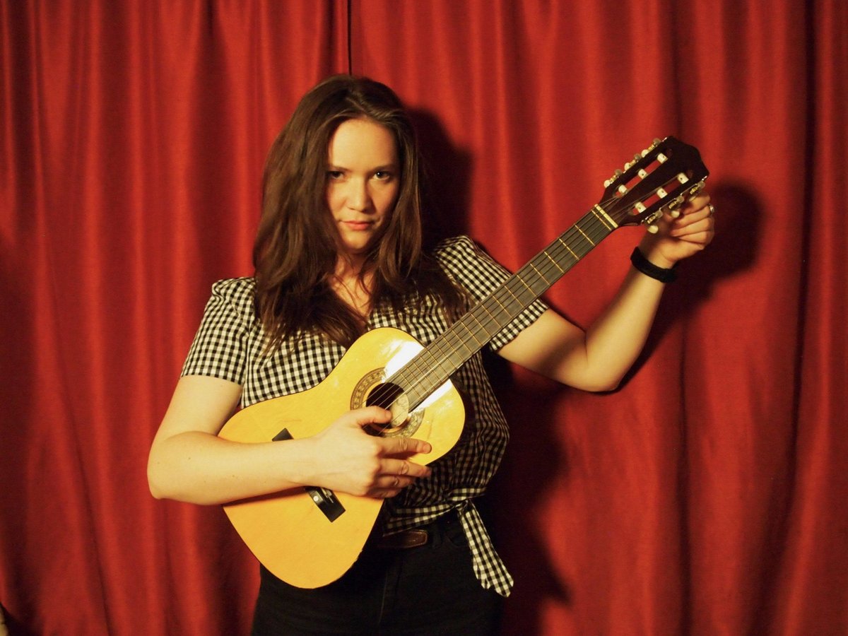 SusanLynnJames1's tweet photo. Listen to The Roulette Tapes #podcast episode on your favorite app! 
Wendy Eisenberg: Divining Rod
Guitarist, singer, improviser, songwriter introduces excerpts from Roulette performances w/ the project Eye Music plus ruminations on vibraphone, Lasik surgery, &amp; dreams. #guitar https://t.co/UNdyAEQuWZ