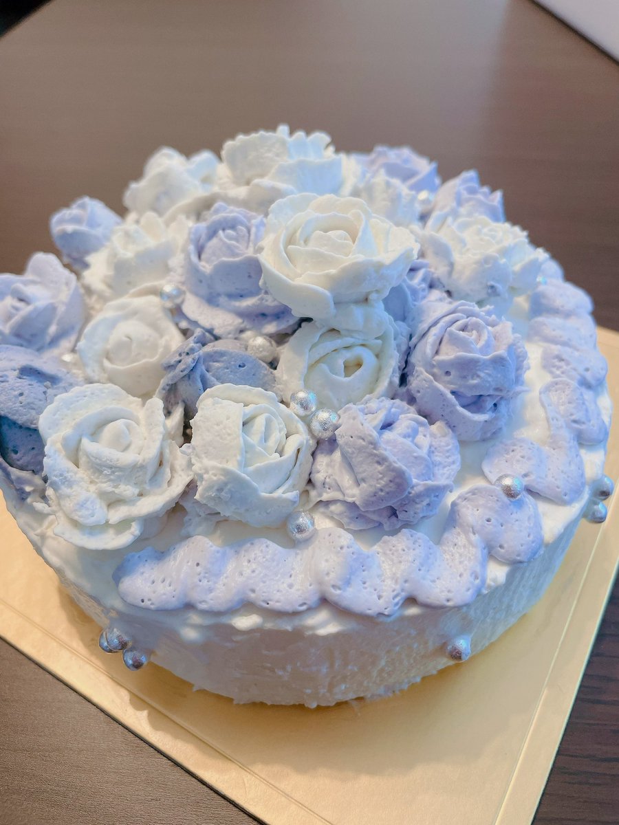 自慢していい？
これ誕生日ケーキ
雨宮天ちゃんが作ってくれたの
わたしの最近のアーティスト活動が青だったから、美味しそうな青に落とし込んでくれたの
ふわふわ軽いクリームでさらっと食べやすいチーズケーキなの
しゅき……うまぁ……