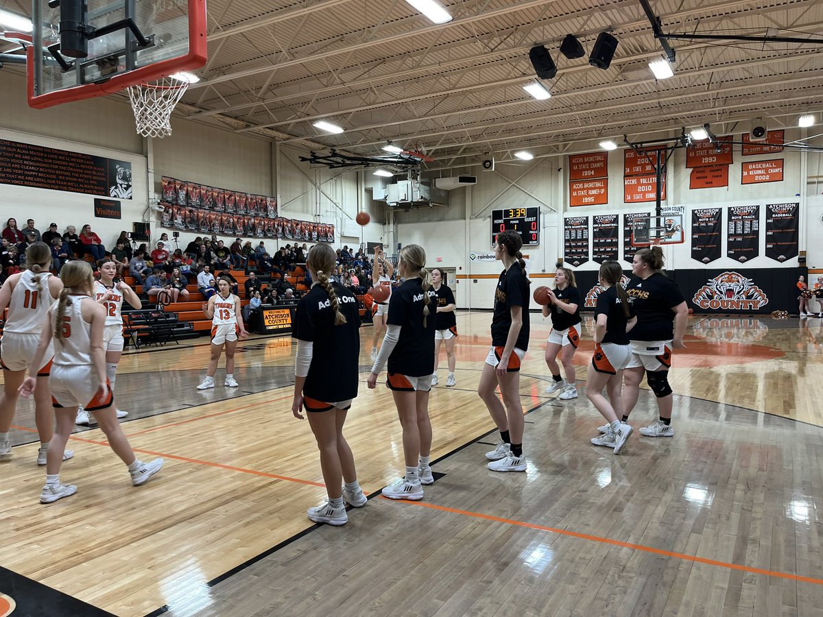 How_eyseesit's tweet photo. Sub-state action is about to begin here at Effingham with @ACCHS_Hoops hosting Marysville. https://t.co/Ov0pAErj9Y