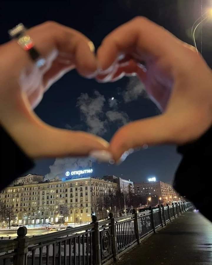 مش قريبة بعيده زي القمر.. 🖤