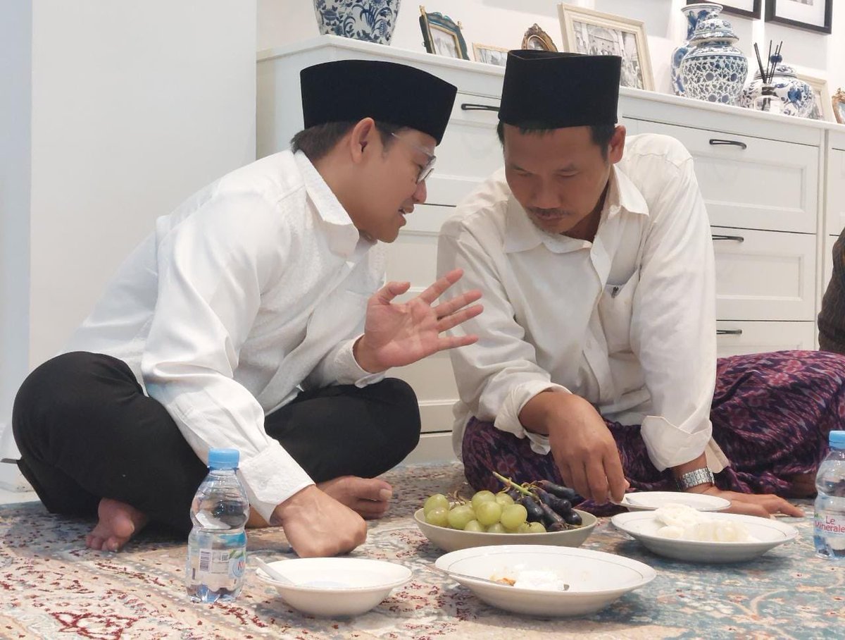 cakimiNOW's tweet photo. Sebagai Ulama, Gus Baha’ selalu update dengan perkembangan, bahkan beliau tau semua cerita dan berita yang berkembang di masyarakat politik.
Semalam saya ditanya apa kamu tahu bahwa kakekmu itu punya cerita sejarah tersendiri.
Alhamdulillah semalam ngaji ke Beliau di Pondok Ploso https://t.co/DBBBrwOA9g