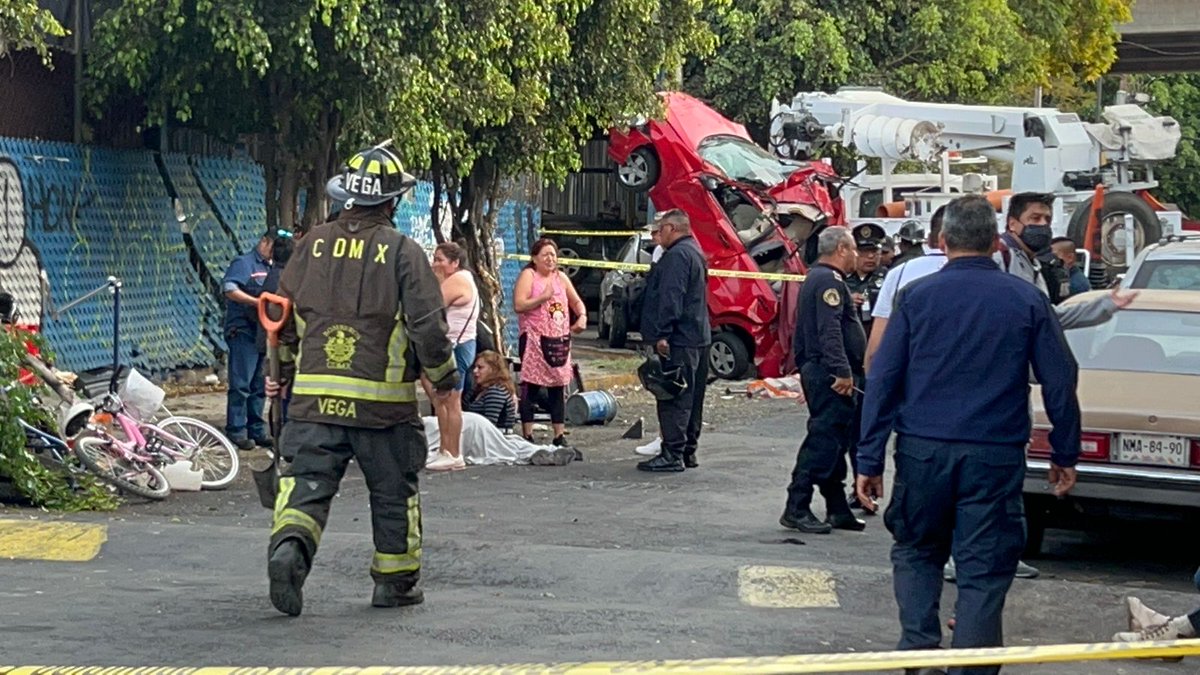 Hace unos minutos un menor de 16 años, perdió la vida tras ser arrollado sobre Calle Contadores, entre Eje 3 Oriente y Eje 6 Sur, #Iztapalapa

<a href="/252COMS/">252COMS AGENCIAS&ESTRATEGIAS</a> <a href="/87punto3/">@87PUNTO3 ᴴᴰ 📻🚩</a> <a href="/GaboOrtega73/">Gabriel Ortega</a> <a href="/jgcisneros08/">Cisneros08</a> <a href="/OMAR_PATINO/">Omar Patiño</a>