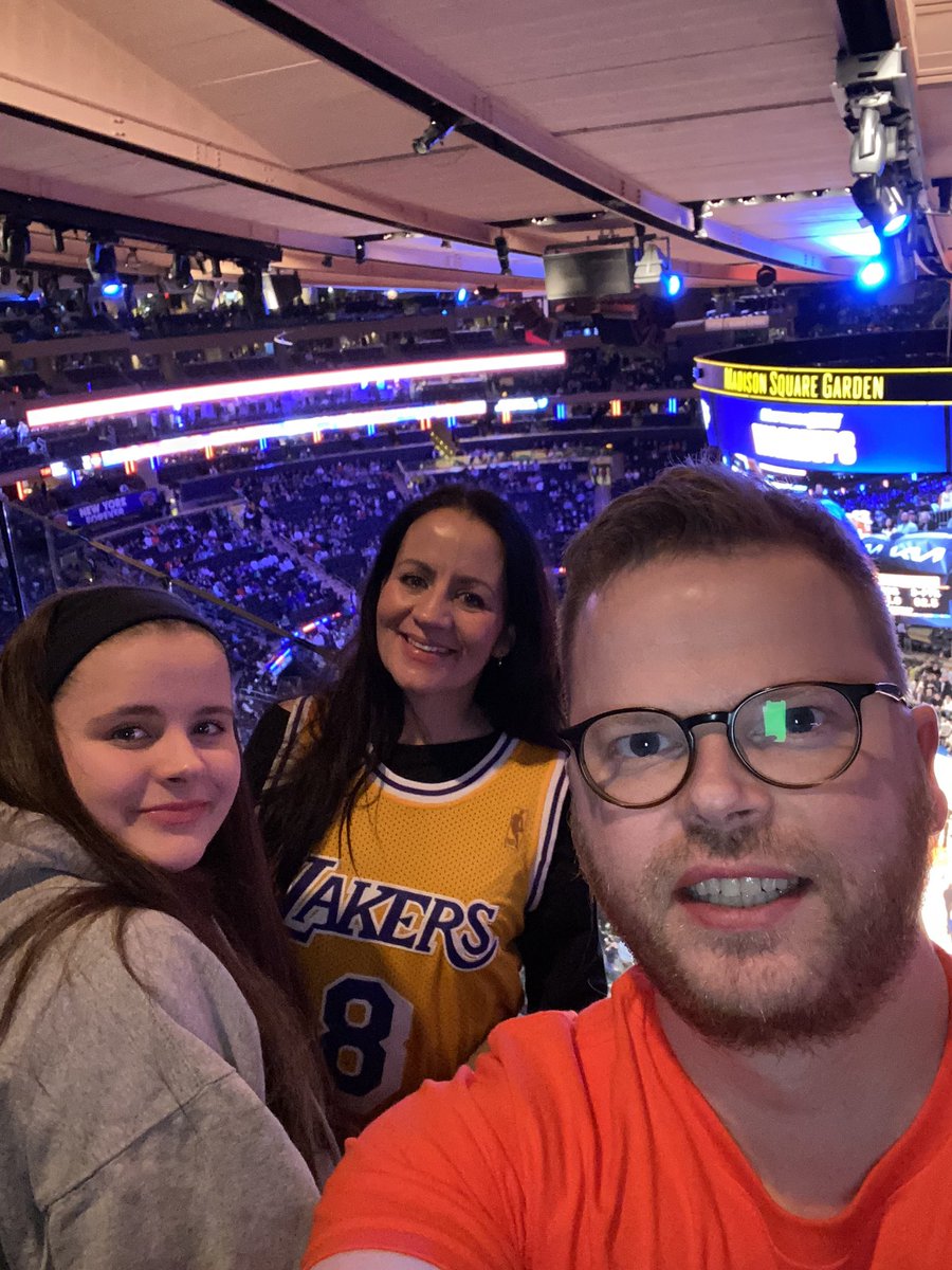 Eins mikið og ég hataði Knicks 90’s þá ætla ég að styðja geggjað lið Knicks gegn Celtics í MSG í kvöld með þessum skvísum🧡💚🧡 #nykmsg