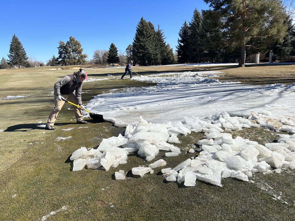 bouldergrounds's tweet image. The ice fight continues in the shade, really satisfying popping it out of there.