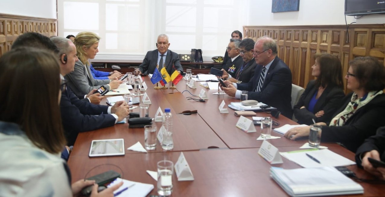 httpspbstwimgcommediaFqA5XSHX0AA9Bijformatjpgnamelarge