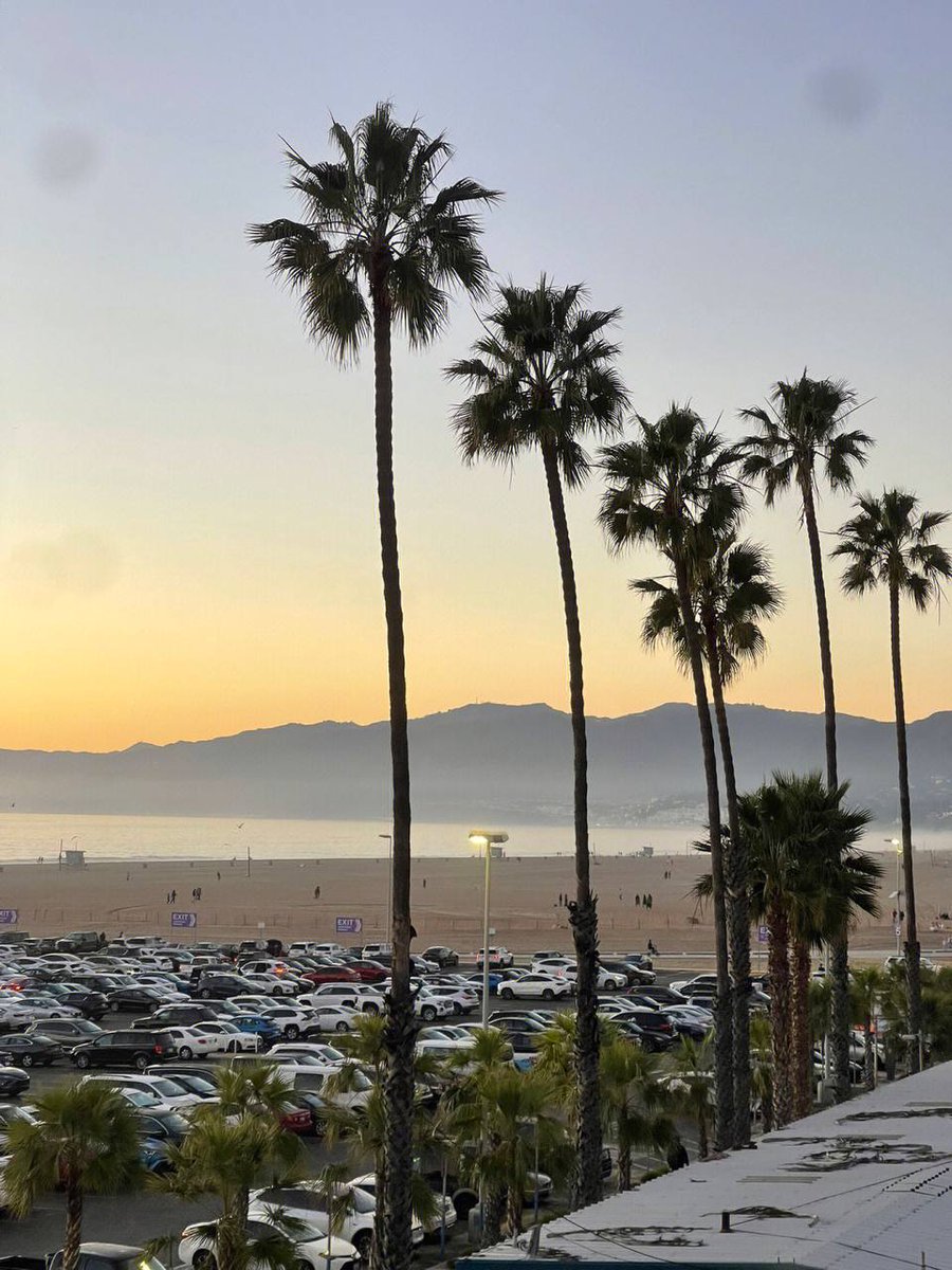 Puppyloverelina's tweet photo. Evening time Santa Monica beach, weather good
#Weathercloud #butnot #much https://t.co/RBHbbDbA24