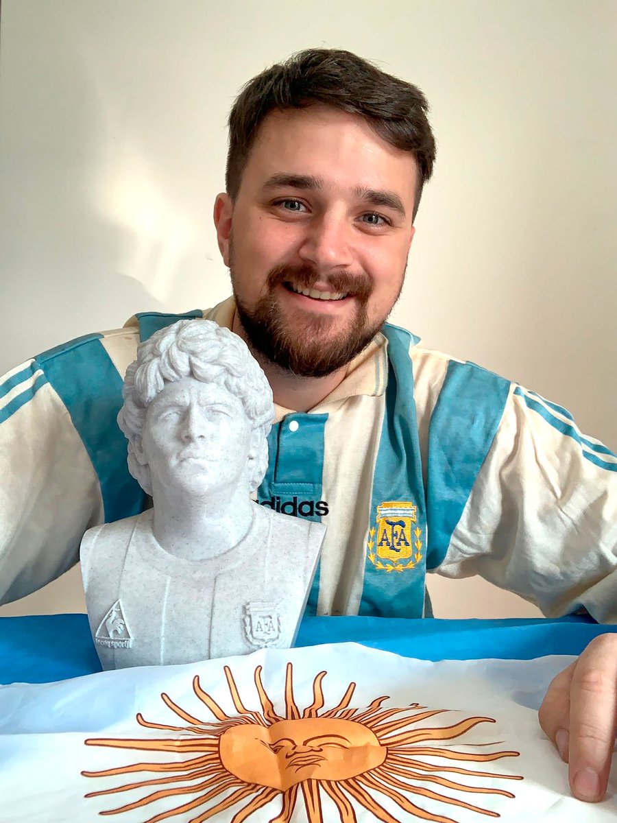 Este pibe, maestro del conurbano, 30 pirulos, creador de Muchachos, merecía recibir el premio que le dieron al Tula.

La cantidad de gente que piensa en cómo exportar la "marca país al mundo" desde hace 15 años y no da con la fórmula es muchísima.

Fernando Romero lo hizo.