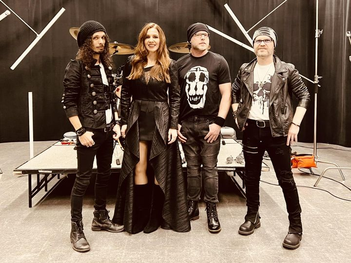 Behind the scenes… ready to rock.
New video coming soon 😉✨
What do you think this video is about?
Peace folks ✌️