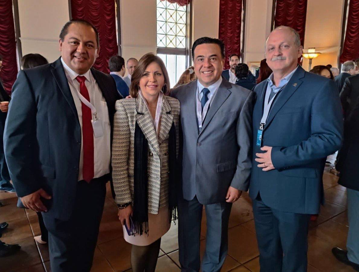 Luis Nava (@luisbnava) on Twitter photo Hoy estamos desde Los Ángeles, California con el canciller <a href="/m_ebrard/">Marcelo Ebrard C.</a>, la presidenta <a href="/KarenBassLA/">Karen Bass</a> y compañeros presidentes municipales de #México para promocionar a nuestros municipios y por supuesto a #ElQuerétaroQueQueremos. Hoy estamos desde Los Ángeles, California con el canciller <a href="/m_ebrard/">Marcelo Ebrard C.</a>, la presidenta <a href="/KarenBassLA/">Karen Bass</a> y compañeros presidentes municipales de #México para promocionar a nuestros municipios y por supuesto a #ElQuerétaroQueQueremos.
