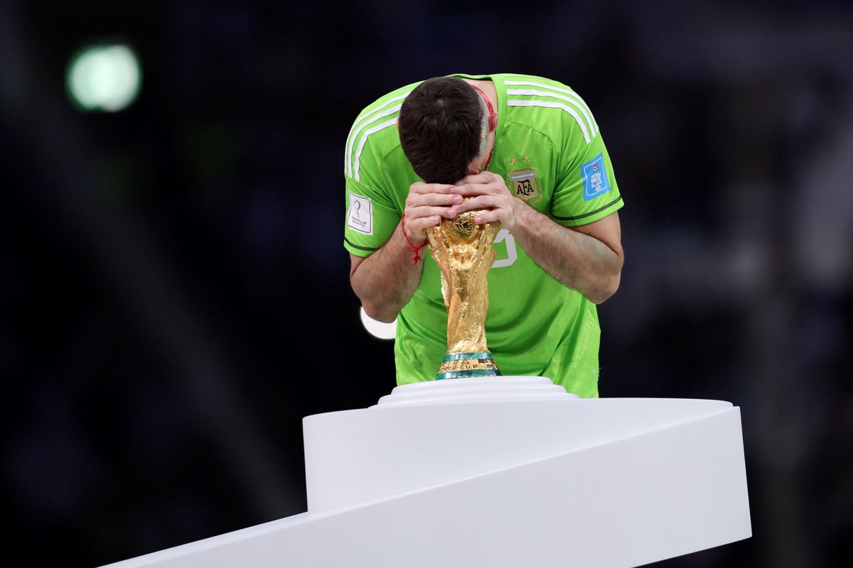 lucianourbisci_'s tweet image. DIBU MARTÍNEZ ES EL PRIMER ARQUERO ARGENTINO EN GANAR EL PREMIO #TheBest 🧤🏆.