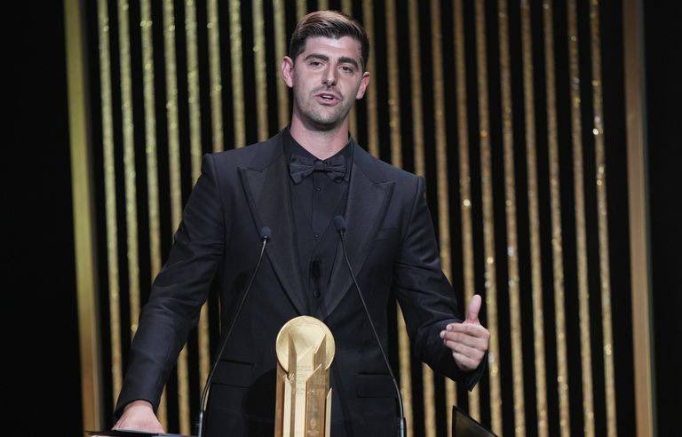 RMadridFrance_'s tweet photo. 🚨OFFICIEL | Emiliano Martinez est élu meilleur gardien de l’année aux FIFA THE BEST.😂 https://t.co/NGsGNnKwDI