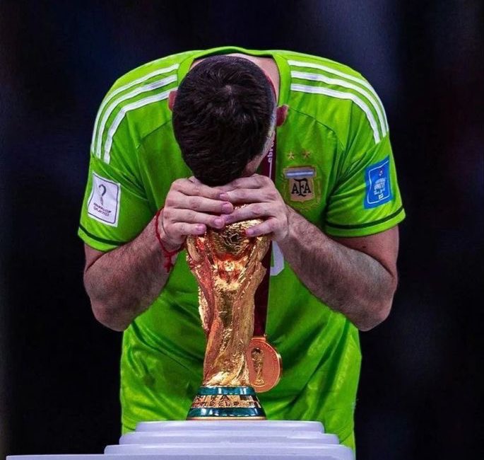 Y sí. Un tipo que salió CAMPEON DEL MUNDO teniendo una atajada clave al 93 en octavos, atajando dos penales en cuartos, teniendo valla invicta en Semis y atajando un mano a mano al 123’ en la final + un penal en la tanda, ¿como no va a ser el THE BEST?
