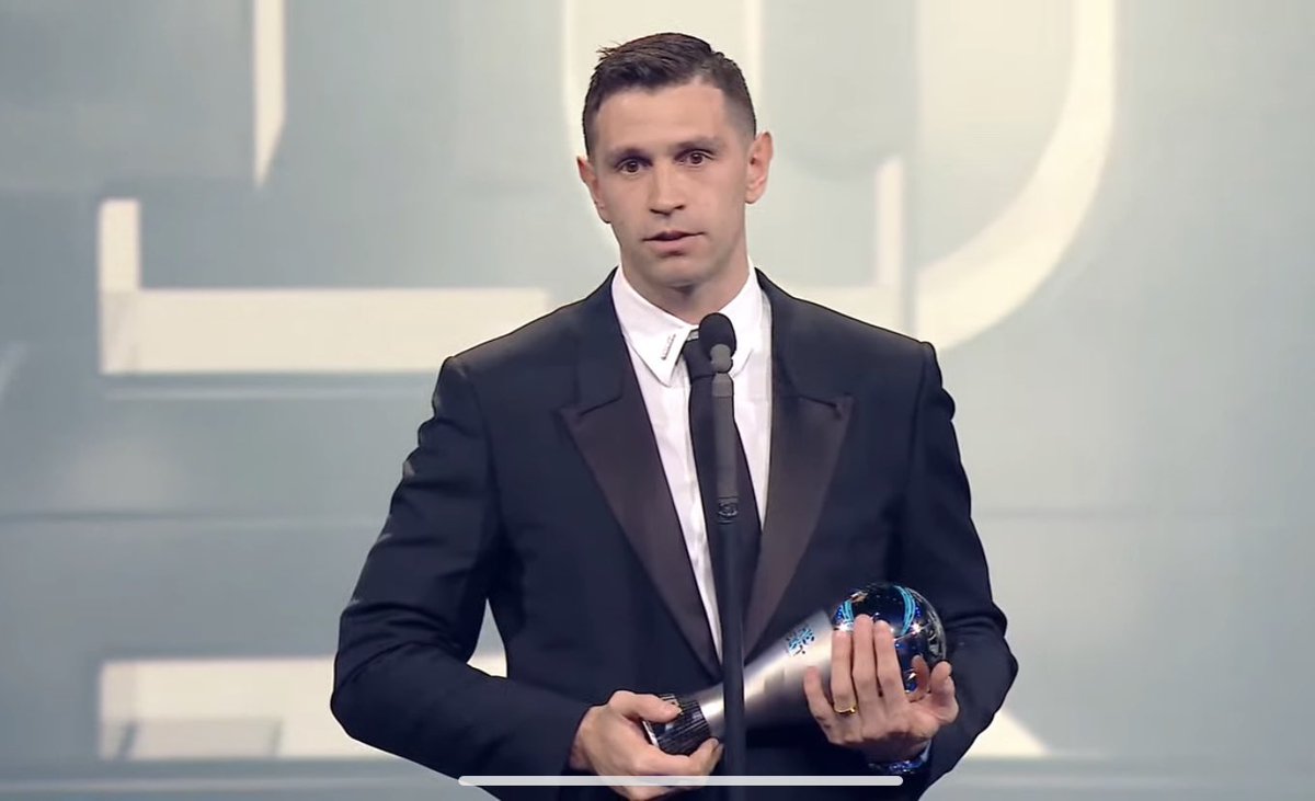 “Siempre me preguntan quiénes son mis ídolos o a quiénes miraba cuando era chico… Ver a mi mamá limpiar edificios 8 o 9 horas y ver a mi papá trabajar. Mis ídolos son ellos”.

🗣️ Dibu Martínez, tras ganar el Premio The Best.

MI ARQUERO. 🇦🇷
